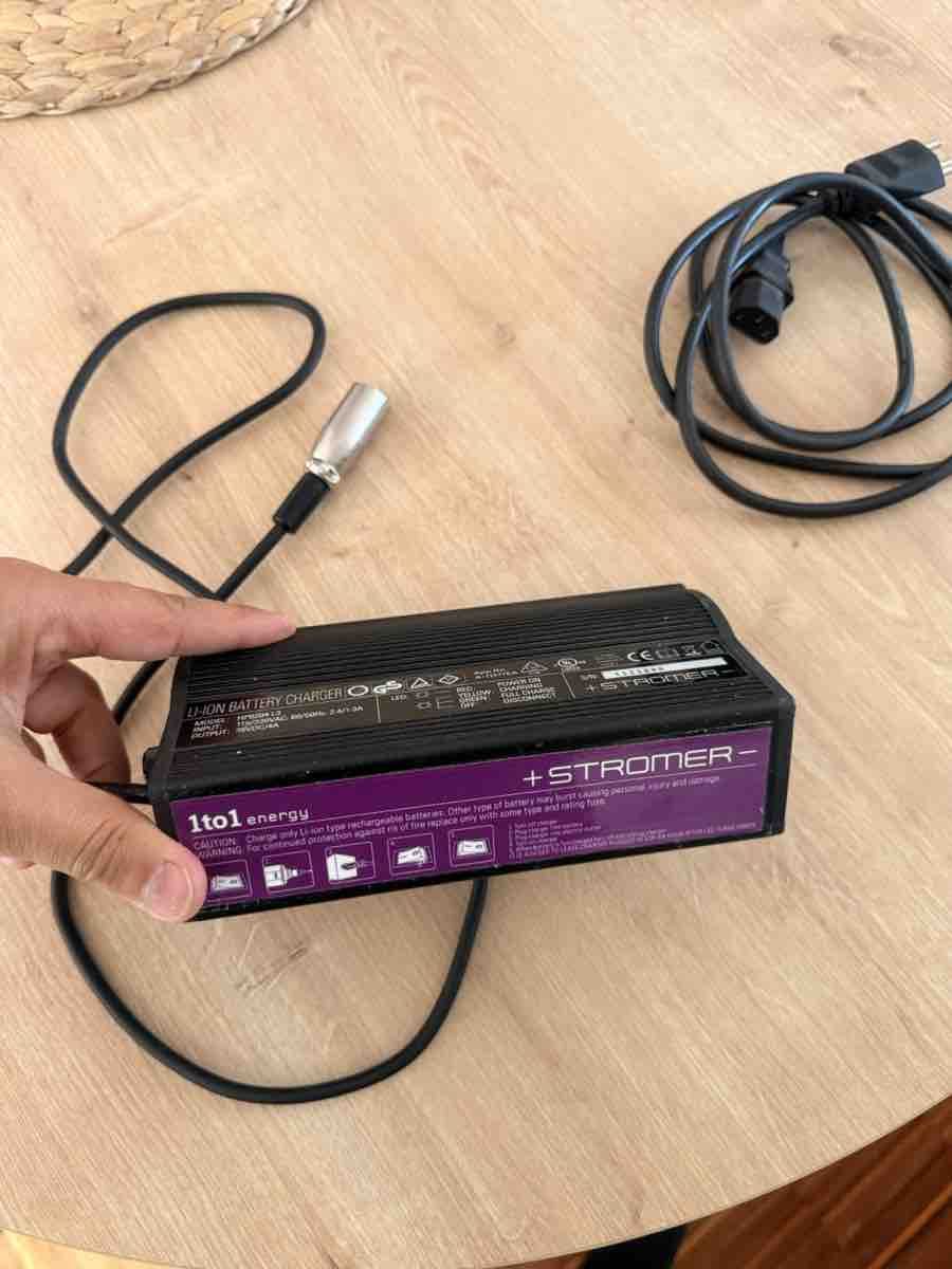 Ladegeräte: Stromer Ladegerät Li-Ion Akku Ladegerät + Kabel – Gebraucht aus Herisau von eK61