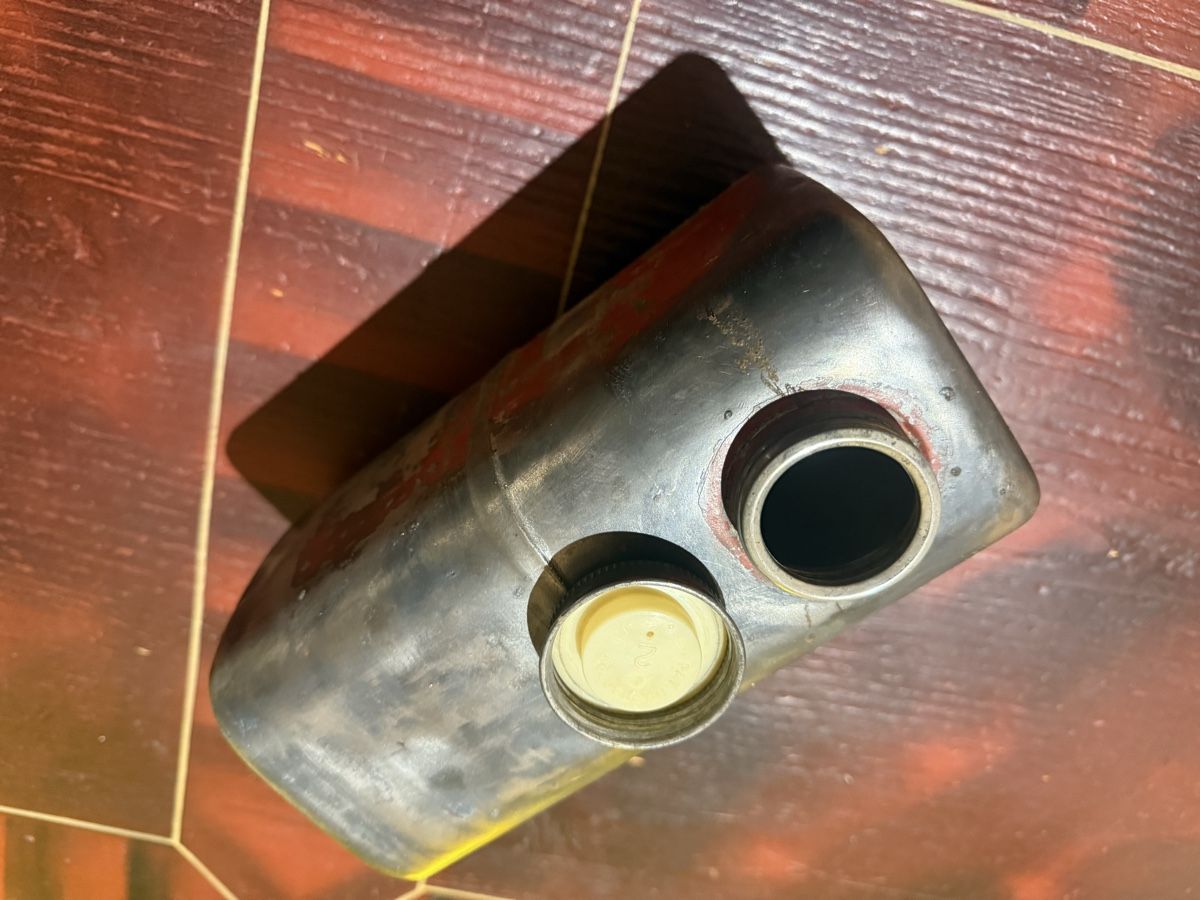 Sonstiges Fahrzeugzubehör: Aebi-Benzintank – Gebraucht aus Horriwil von Carrera68 4