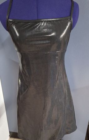 Rückenfreies, figurbetontes stretchiges Minikleid, GR.M