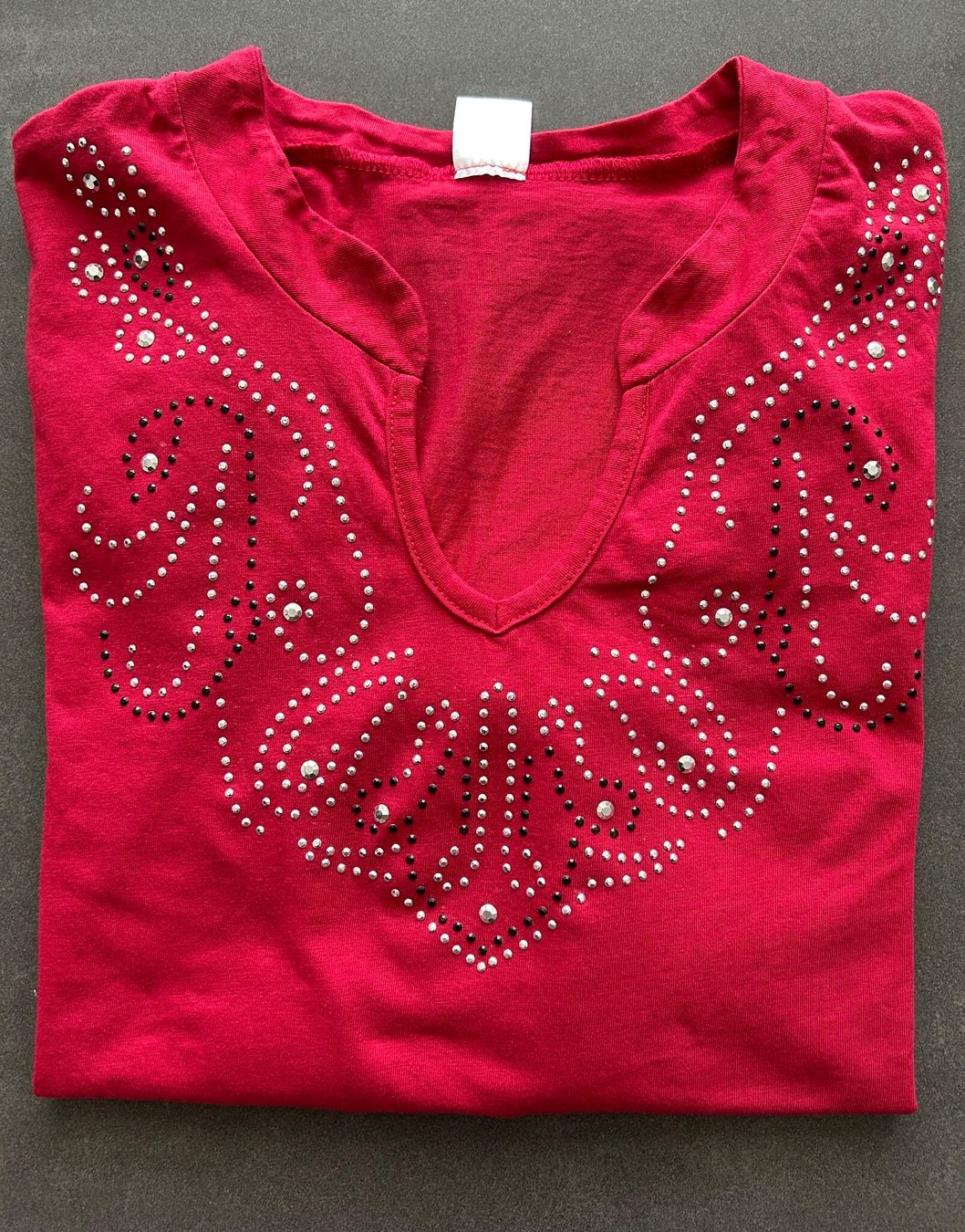 T-shirts: Shirt Pullover rot mit Steinchen Grösse 42 – D'occasion à Zürich par Aengely