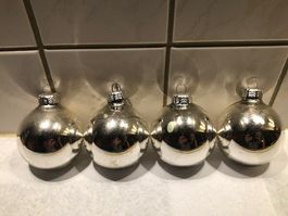4 Stk. kleinere, silberfarbene Weihnachtskugeln