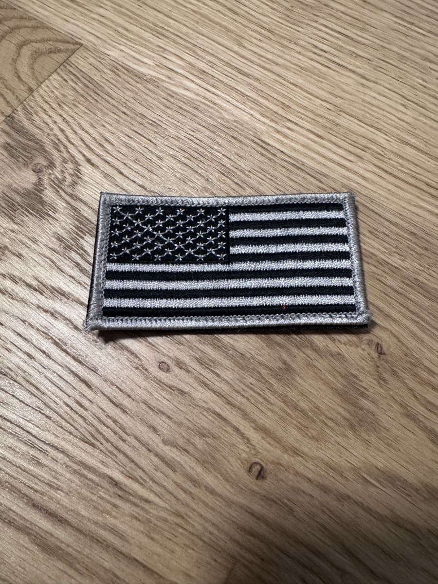 Plaketten & Abzeichen: Stoffabzeichen USA Flagge Schwarz Weiss Klett neu – Gebraucht aus Herisau von XenonSniper