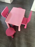 Table pour enfants avec deux chaises et deux tabourets