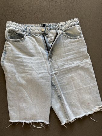 Shorts en denim H&M taille 40 / 8 clair petite tache 