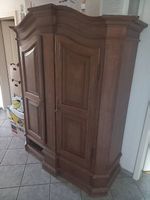Kleiderschrank aus Holz im klassischen Stil
