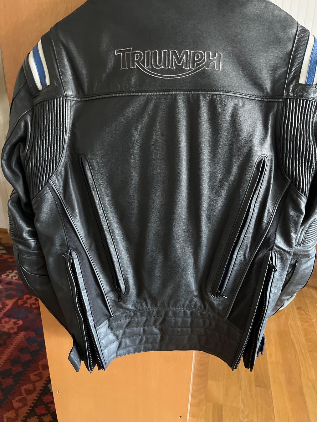 Triumph Jacken: Motorrad-Lederjacke Triumph, Grösse 40/50, mit Protekoren – Gebraucht aus Zürich von MyJewelryRoutine 3