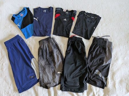 4 Sporthosen und 4 Sport-T-Shirts Gr. 176/S