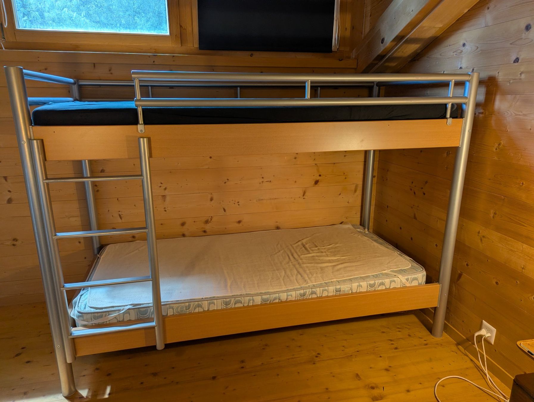 Lits: Lit superposé robuste en métal et bois – D'occasion à Evionnaz par fmettan