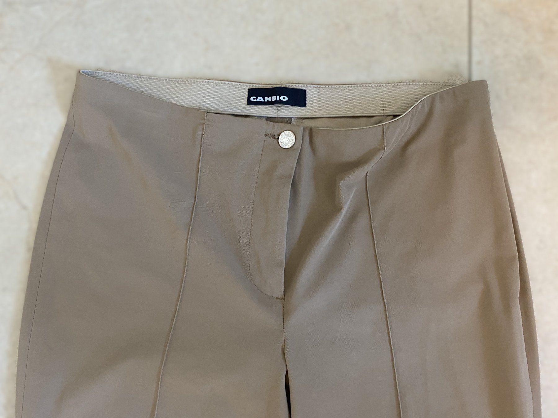 Cambio Pantalons: CAMBIO Stretch Hose beige sand camel 36 – D'occasion à Allschwil par Rosenfee 1