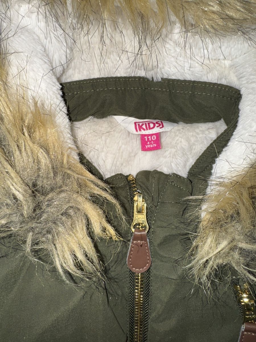 Giacche & Cappotti: Olive Winterjacke Gr. 110 mit Kapuze – Usato da Basel venduto da DancingGazelle 1