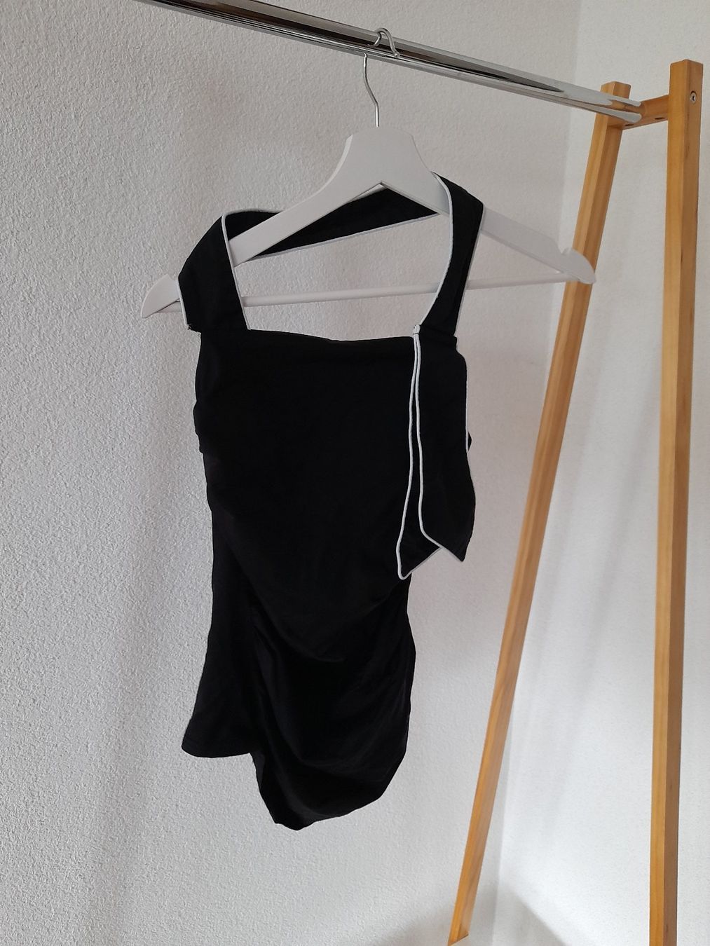 Tops: Haut noir et bordures blanches – Gebraucht aus Mont-sur-Lausanne von Pioutch