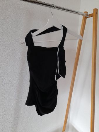 Haut noir et bordures blanches