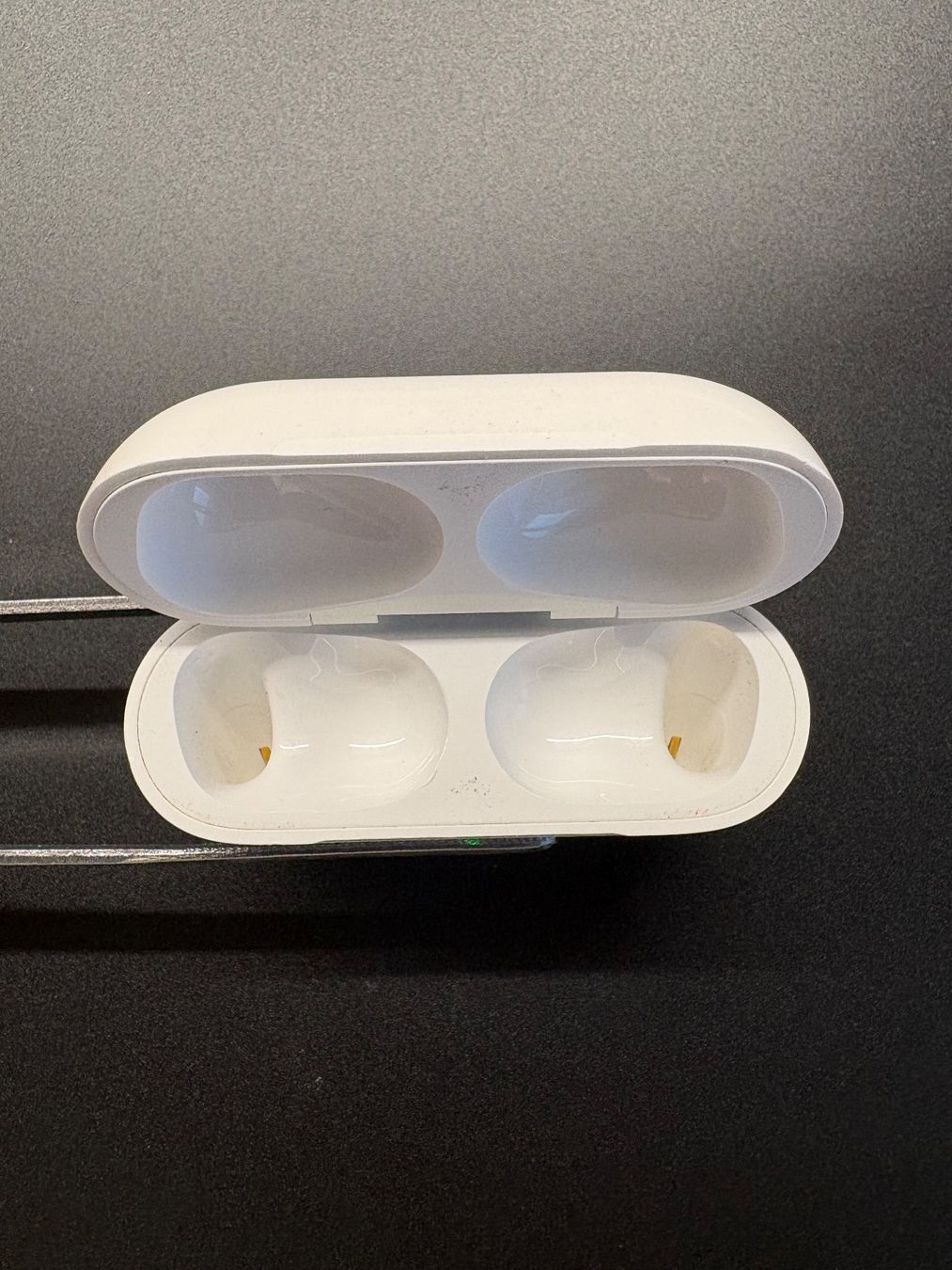 Apple Cuffie: Apple AirPods Pro 1 charging case (A2190). – Usato da Lausanne venduto da Zorrus77 2