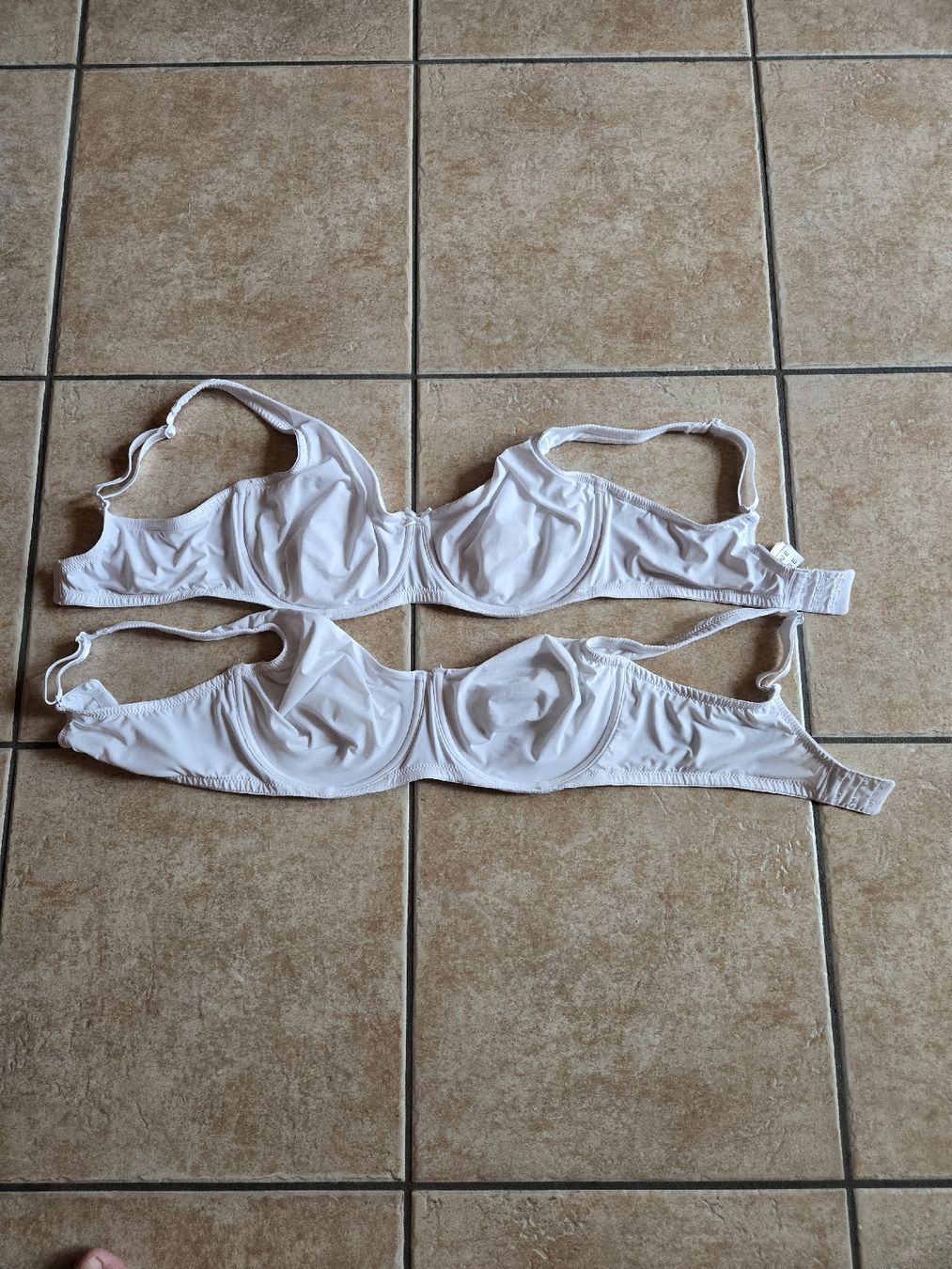 Sonstige Unterwäsche: lot de 2 soutiens-gorge  – Gebraucht aus Sion von Oonathoo