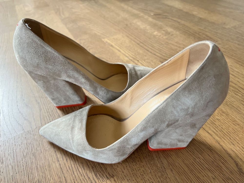 Coole Pumps, Marke Aeyde, beige Wildleder mit roten Details Kaufen
