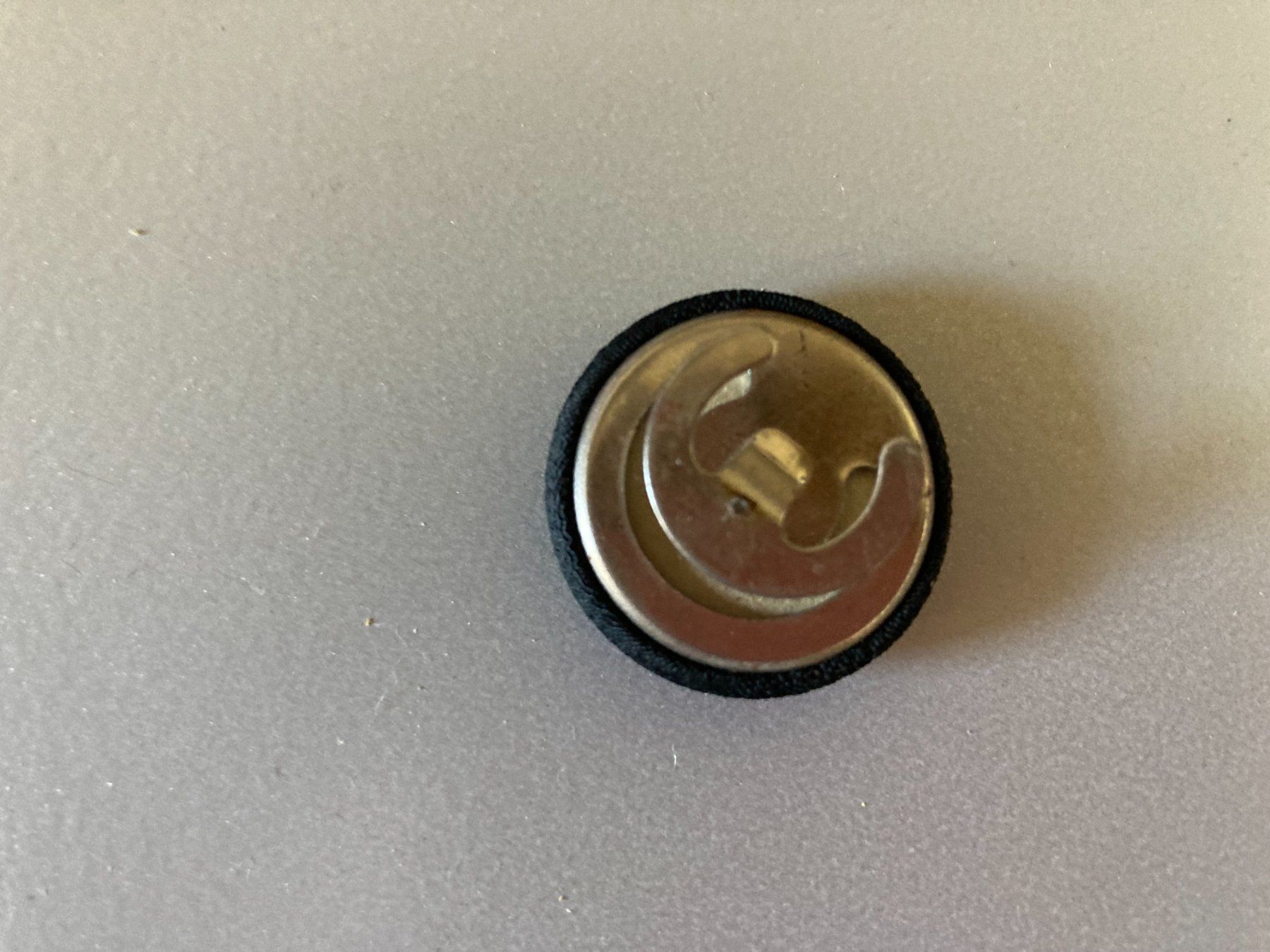 Anhänger: Knopf schwarz mit Einhängemechanismus Grösse ca 2cm antik – Gebraucht aus Schenkon von Angelikahu