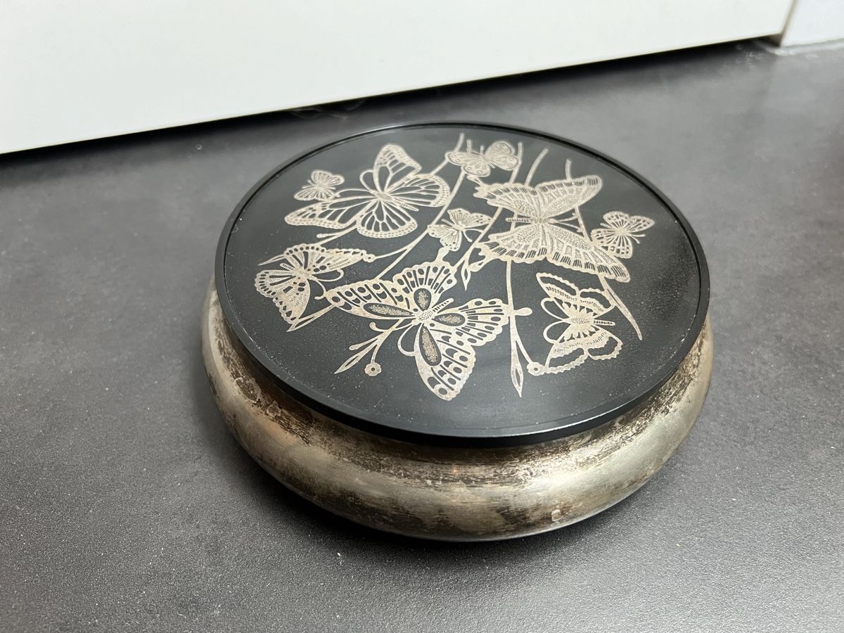 Dosen: Art Deco Dose, versilbert mit Schmetterlingen Oneida USA – Gebraucht aus Wabern von La-Vitrine