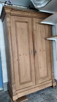 Antiker Schrank aus Holz