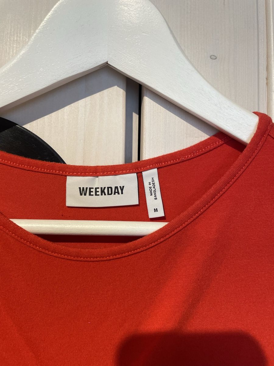 Weekday T-shirt: Rotes T-Shirt – Usato da Turgi venduto da eiiinalem 2