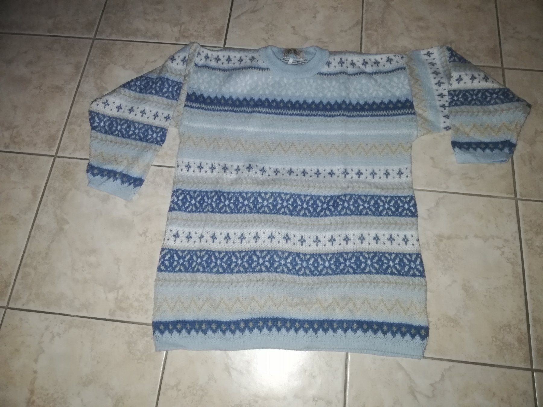 Maglioni & Felpe: Damen Pullover Gr. S hellblau gemustert – Usato da Starrkirch-Wil venduto da LucyDog