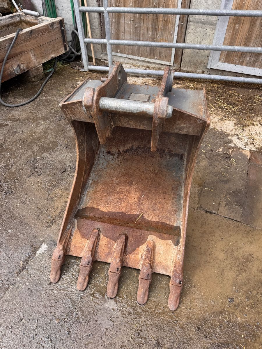 Menzi Muck Bagger: Baggerlöffel Menzi Muck – Gebraucht aus Stierva von Gl.farrer 1