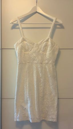 Süsses, weisses Kleid mit Spitze Grösse M wie neu