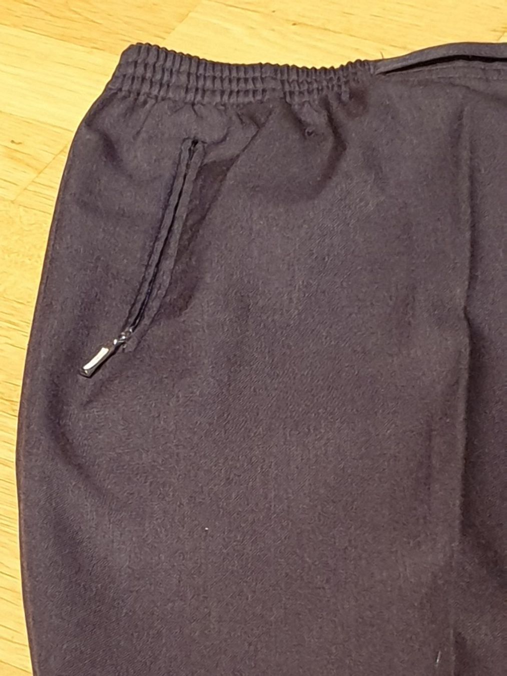 Pantaloni: Edle graue Hose mit weisser Bluse – Usato da Ferden venduto da jemyce 1