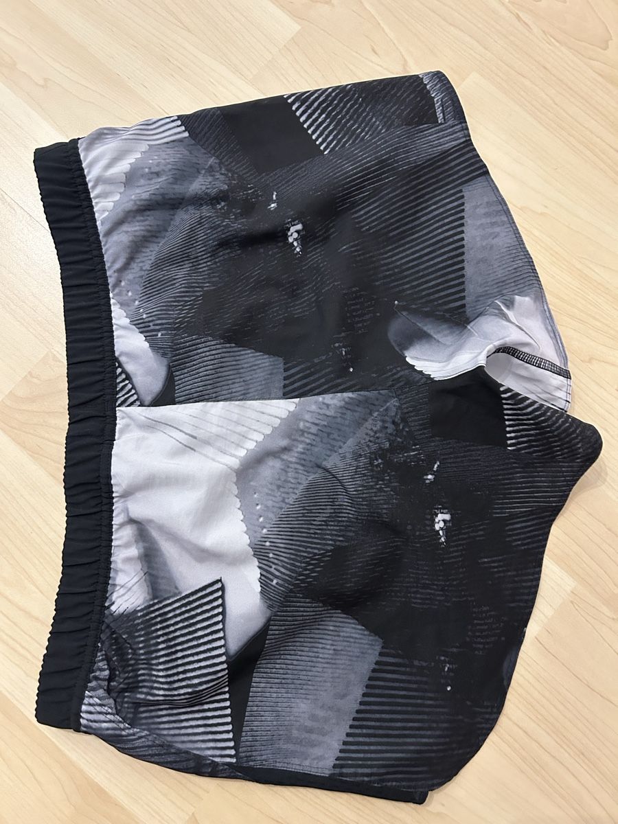 Reebok Pantaloni: Kurze Sporthose – Usato da Alikon venduto da va.ga 1