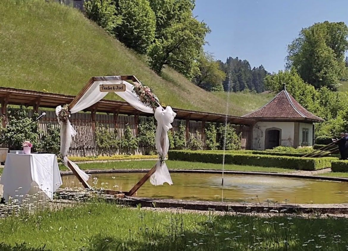 Articoli in legno: Hochzeitsbogen Holz sechseckig – Usato da Walterswil BE venduto da Schoggolino 1
