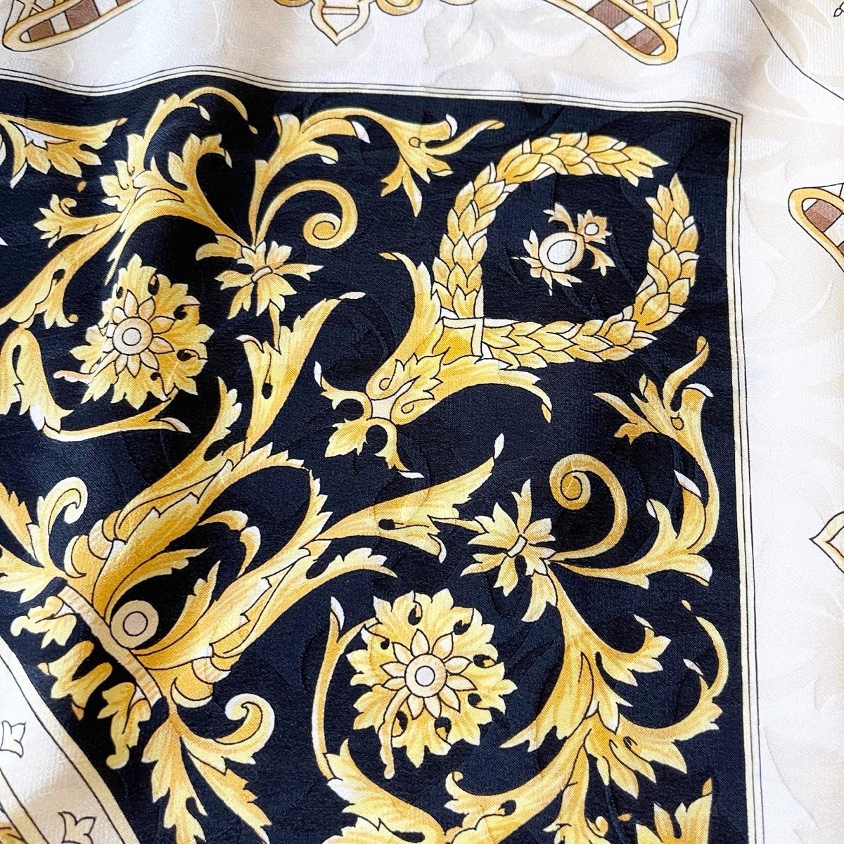 Valentino Foulards, Tücher & Schals: VALENTINO DROP Vintage Silk Scarf – Gebraucht aus Emmen von Avviivva_Com2023 2