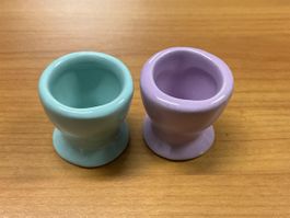 2 Wachteleier Becher hellblau und lila guter Zustand