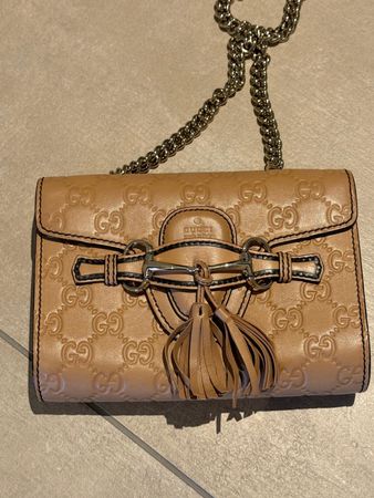Gucci Umhängetasche aus Leder und mit Kette
