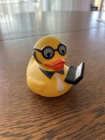 Badeente IT Spezialist mit Brille und Laptop gelb gut