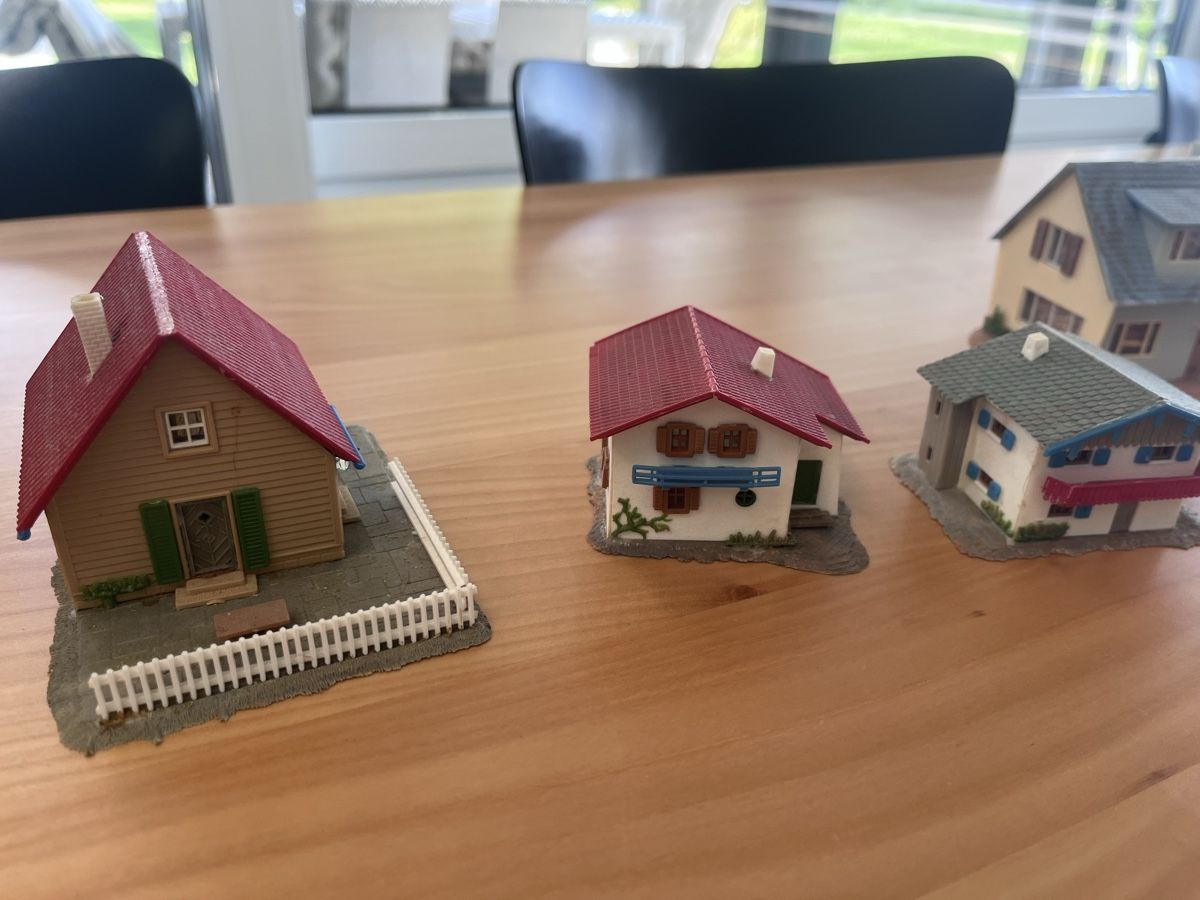 Faller Modelleisenbahnen: Div. Fallerhäuschen; Bahnhof (91), Kirche, etc.  – Gebraucht aus Russikon von Roeve55 3