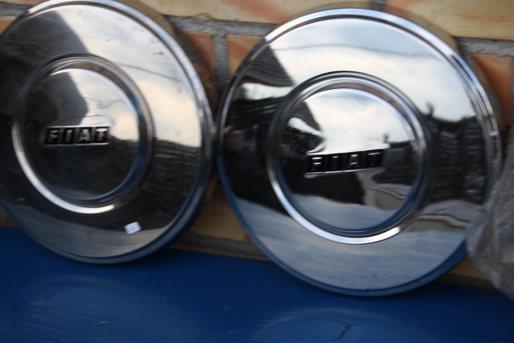 Fiat Tutti pezzi di ricambio auto: 5 CHROM RAD DECKEL VERMUTLICH FIAT 124 ODER 131 – Usato da Wauwil venduto da Pneuedy 3