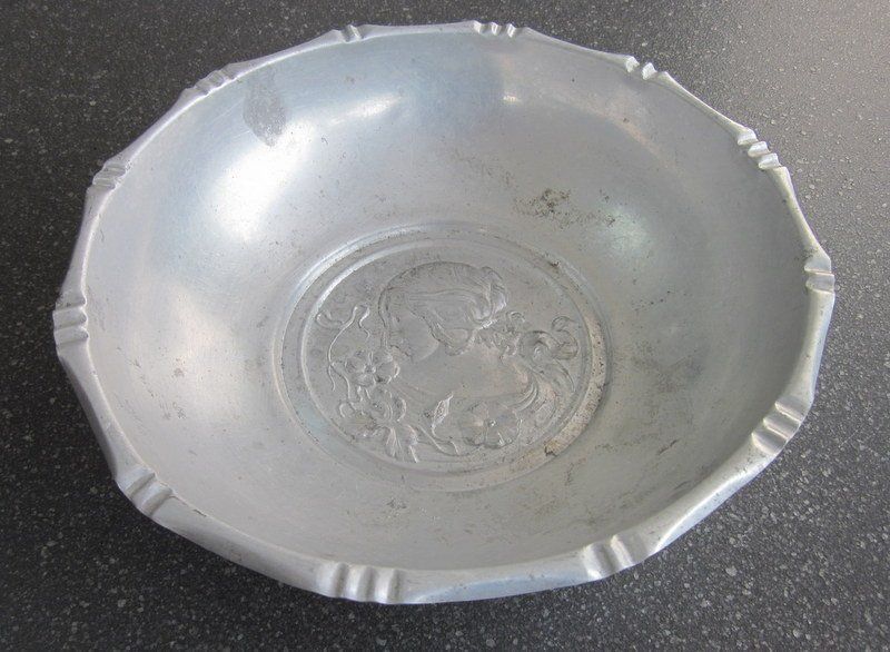 Schalen: Alte Aluminium Schale mit Bildnis einer Dame – Gebraucht aus Bischofszell von raika