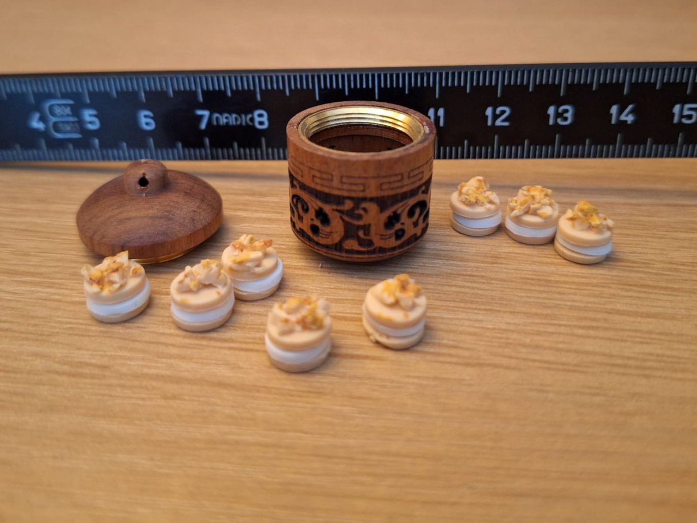 Case e mobili per bambole: Handmade Japonaise Kekse mit Holzdose – Nuovo (secondo la descrizione) da Zürich venduto da HandmadeTinyFood 1