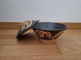 Handgemachte Keramikschale mit Deckel