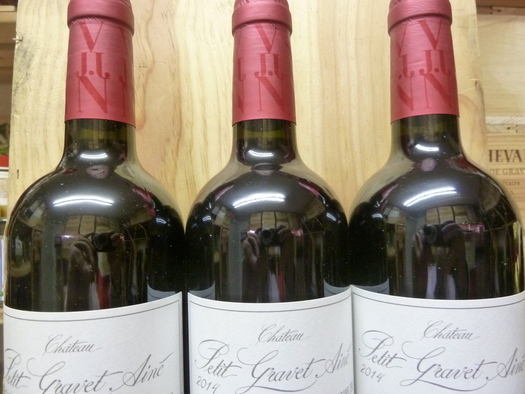 Vino: 3 Fl. Château Petit Gravet Ainé 2014 – Nuovo e nell'imballaggio originale da Knonau venduto da Latour54 2