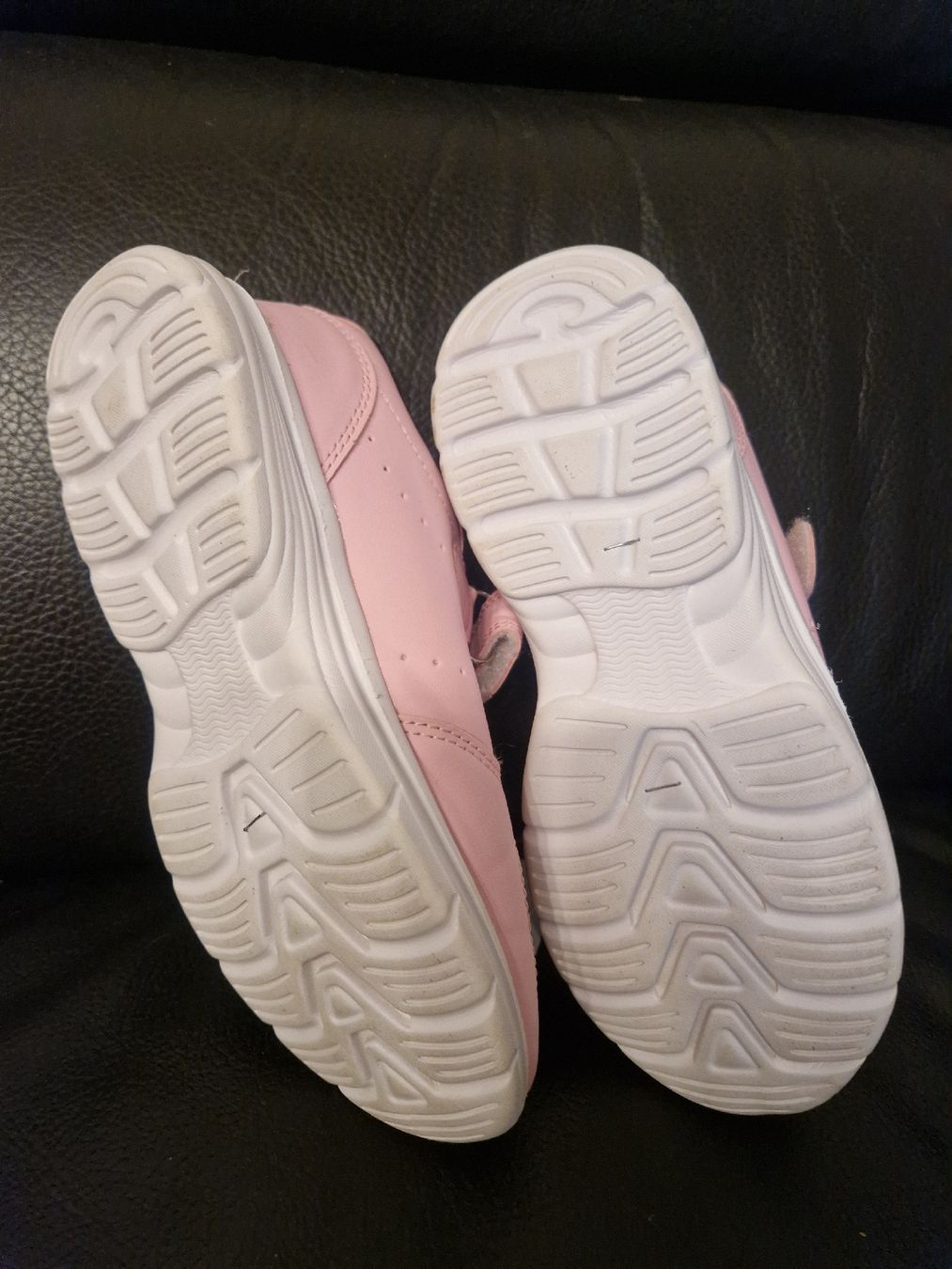 Scarpe per ragazze: Chaussures roses enfant taille 33 – Usato da Penthaz venduto da Sosotroc 1