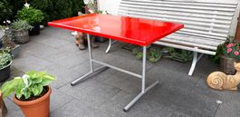 Schöner roter Gartentisch  -  restauriert - Fiberglas Platte
