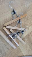 Kleiderbuegel aus Holz mit Klammern für Hosen. 5 Stück
