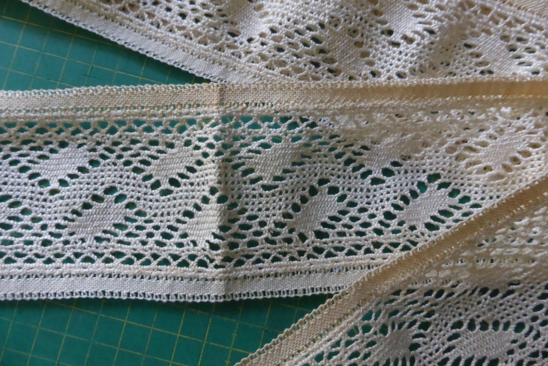 Tessuti: Alte Spitzen weiss - 8 x 230 cm – Nuovo (secondo la descrizione) da Brunnadern venduto da pinkfaden 1