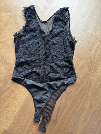 Schwarzer Body mit Spitze Grösse M, neu