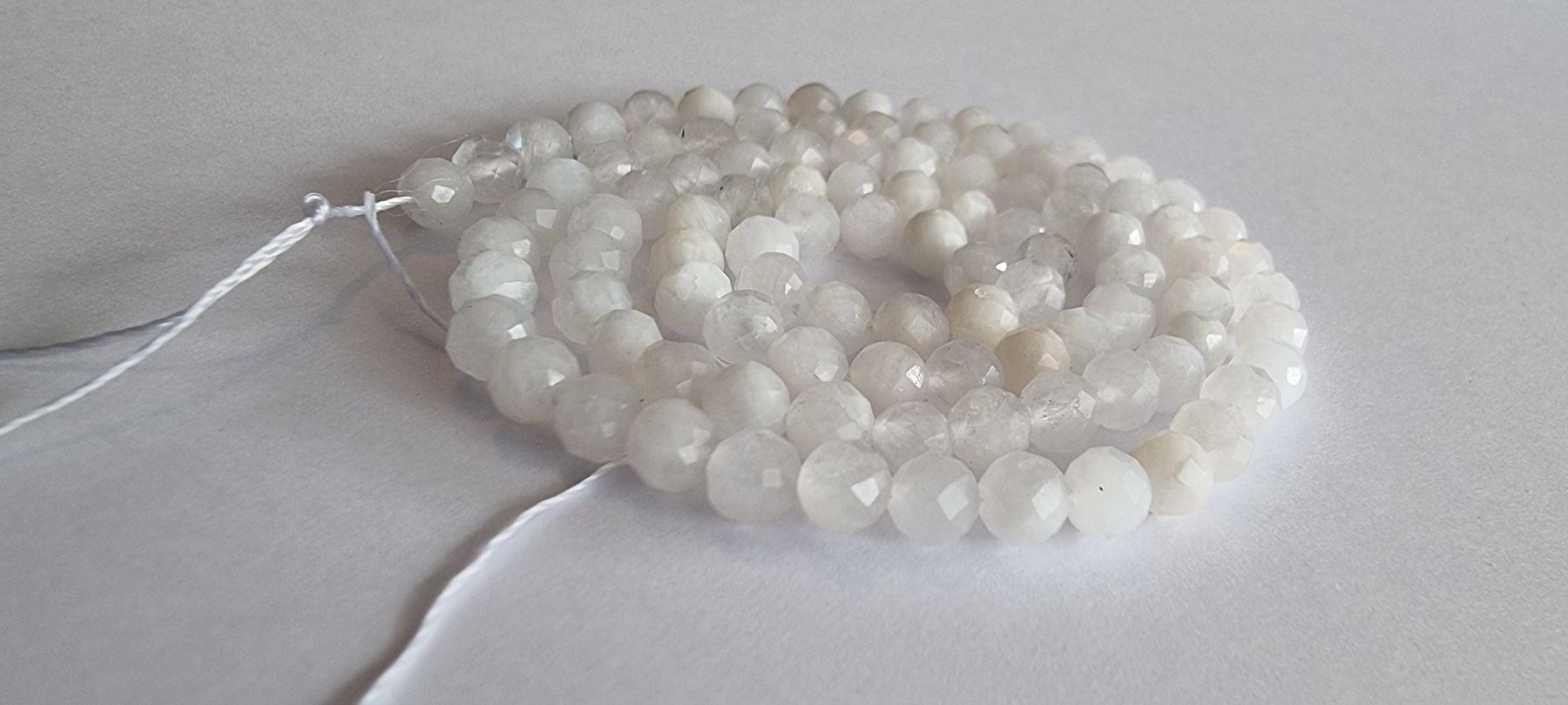 Minerali & Pietre curative: Mondstein facettiert 4mm. Strang – Nuovo e nell'imballaggio originale da Menziken venduto da Mirager