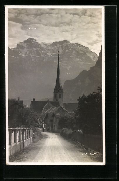 Cartoline postali: AK Mollis, Strassenpartie mit Kirche – Usato da Berlin venduto da bartko-reher