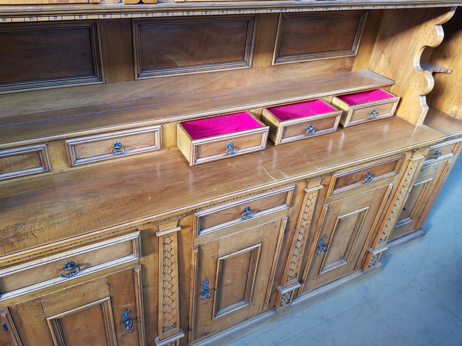 Buffets: Massiver Buffetschrank – D'occasion à Münchenstein par tsp01 2
