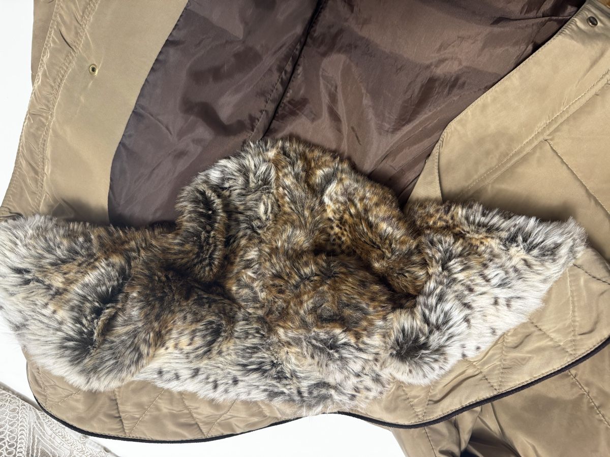 Zara Jacken: Warme Zara Basic Winterjacke mit Fellkapuze, Grösse Xl – Gebraucht aus Winterthur von EasyRS 3