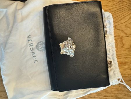 Original Versace Leder-Clutch in Schwarz mit Medusa und Kett