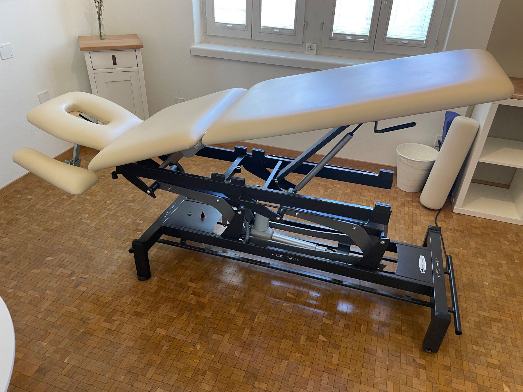 Liegen & Liegestühle: elektrisch höhenverstellbare Behandlungs- oder Therapieliege – Gebraucht aus Büren NW von Tess77 2